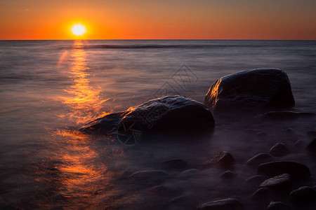 夕阳下的海石图片