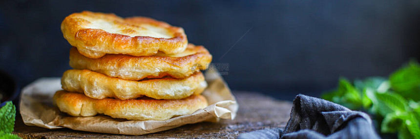 面粉和自制煮饭的炸土豆子手工制作的面包饼食物背景最上方视图空图片