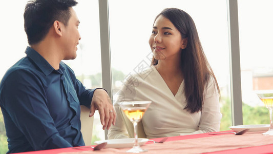 在餐厅吃午餐的浪漫情侣快乐庆祝两周年和过往生活方背景图片