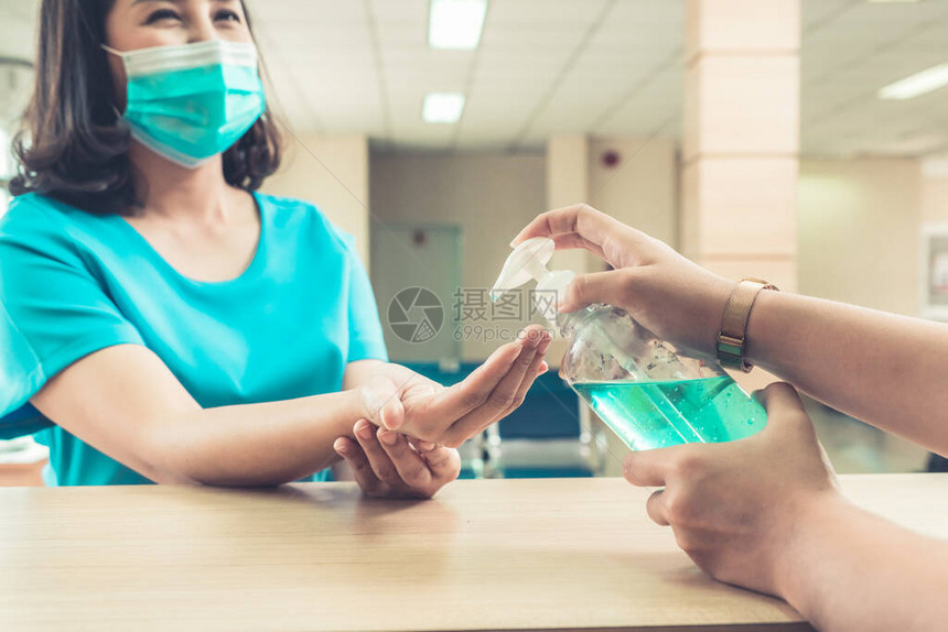 接待员和客人在办公室或医院交谈时在前台戴口罩Covid19和Coronavirus感染保护和图片