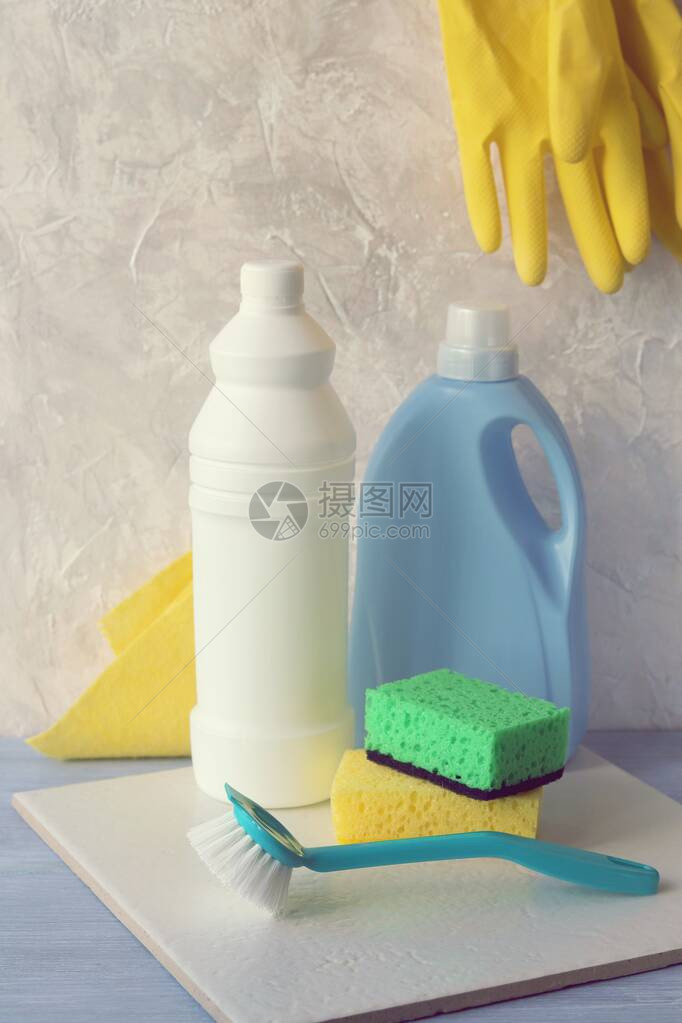 塑料瓶海绵和刷子中的液体洗涤剂用于在木制桌子上清洁和清洁的橡图片