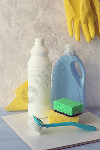 塑料瓶海绵和刷子中的液体洗涤剂用于在木制桌子上清洁和清洁的橡图片
