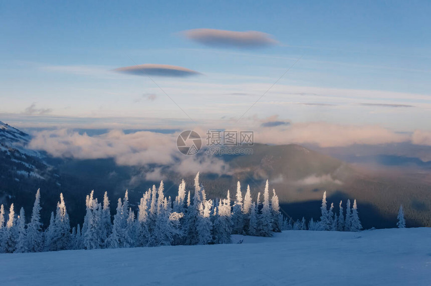 西伯利亚Sheregesh山脉背景下的雪覆盖了图片