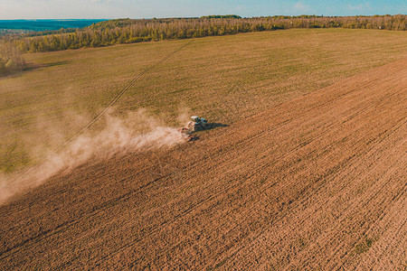 乌克兰的田地是用拖拉机耕种的图片