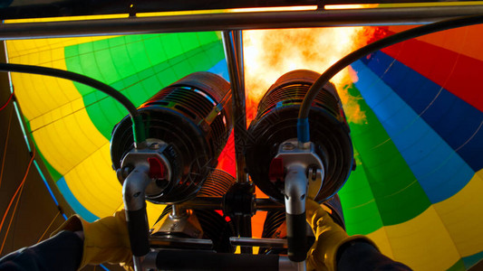 热空气球中燃烧丙烷的火焰图片