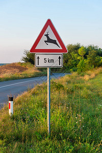 野生动物警告路标志鹿渡口标志图片