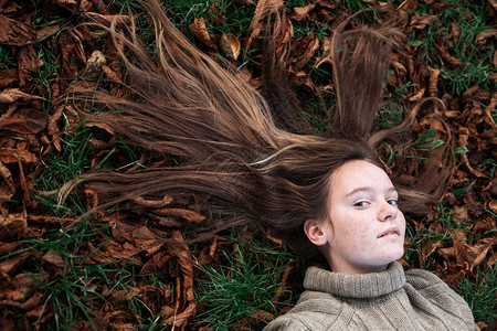 少女躺在秋天的地上长发图片