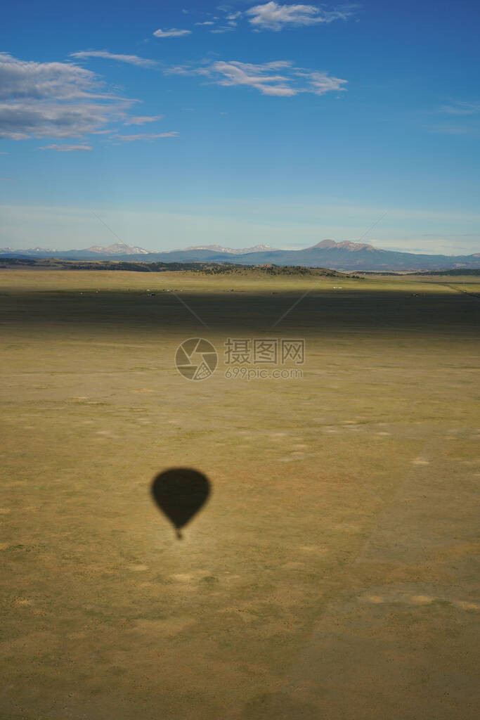 在科罗拉多的飞机地平线上有许多14人气球骑行展示了广阔的风景和岩石图片