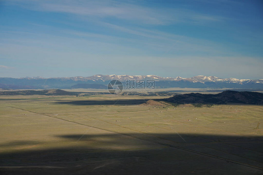 在科罗拉多的飞机地平线上有许多14人气球骑行展示了广阔的风景和岩石图片
