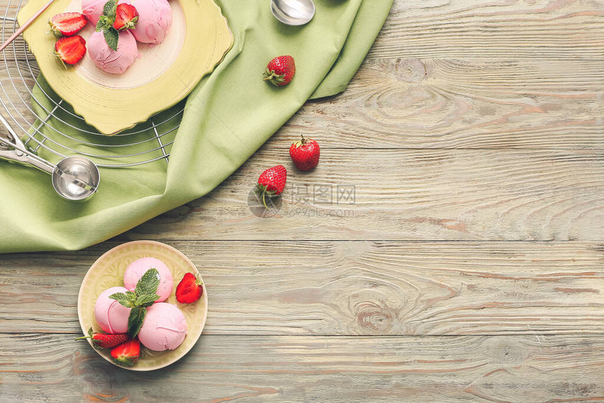 桌上美味的草莓冰淇淋图片