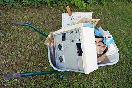 旧的垃圾和计算机被用手推车拆卸出图片