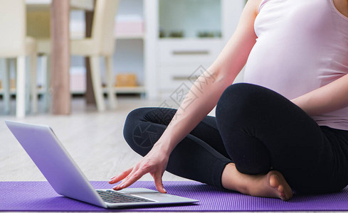孕妇在预产期分娩时行使生育图片