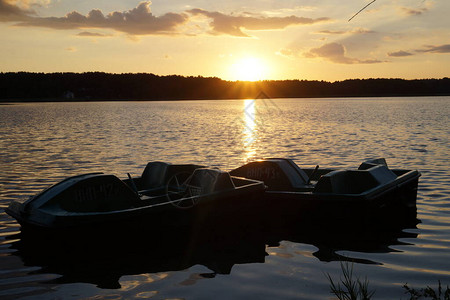 夏季日落时湖如画的景色图片