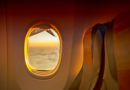 商业飞机从客座对窗口视图图片