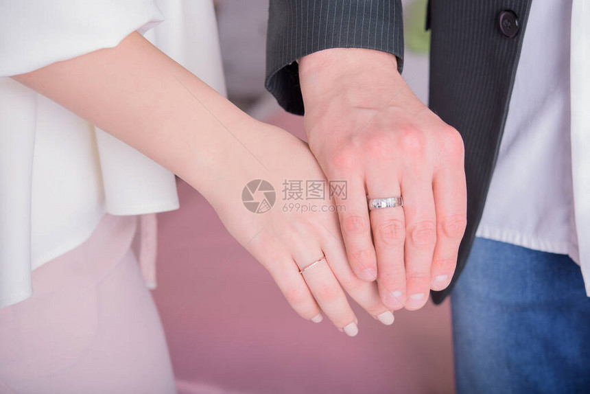 婚礼的概念求婚手环宣告他的感情说图片