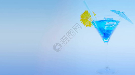 在马提尼酒杯中加入柠檬和冰块的蓝色鸡尾酒图片