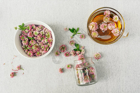 玻璃杯中新鲜酿制的草药叶花头茶图片