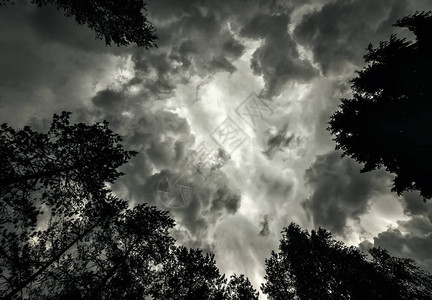 飓风前天空中的暴风云图片