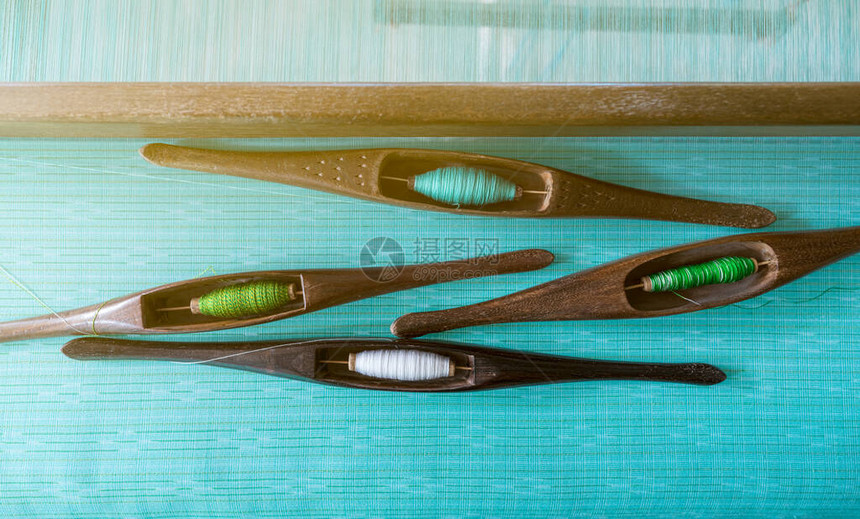 织机梭工具中纱线的顶视图纺织面料编织使用传统的织布机和梭织泰国的纺织品或布料生产图片