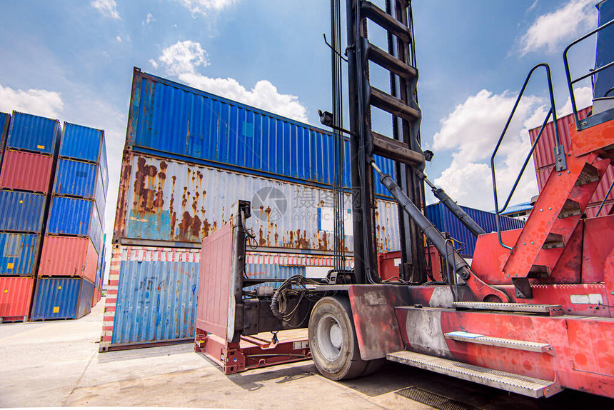 用于国际海运的集装箱港口的叉车装载箱用于进出口图片