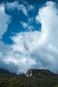 土耳其山区的特雷贝纳古城山与云的天空利西亚小径土耳其风景如图片