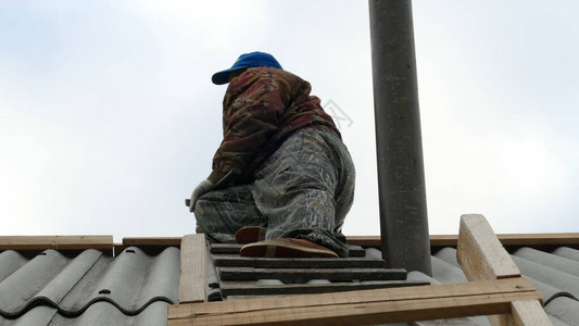 一名男建筑工人图片