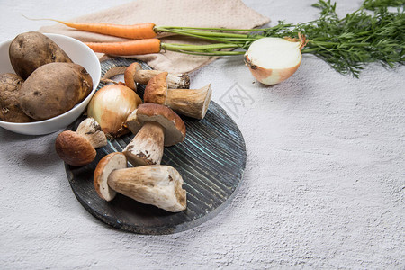 用于烹饪林中香肠蘑菇的各种成分都放在一个光底背景蘑菇胡萝卜土豆洋葱上图片