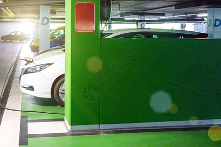 可替代能源电动汽车在生态能源充电站充电池混合动力汽车未来的绿色技术环保的图片