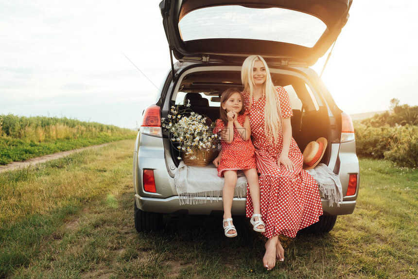 年轻妈和她的小女儿穿着像红波尔卡圆点衣裙图片