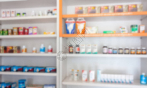 药房店用货架上的药品和食品补充剂保健产品图片