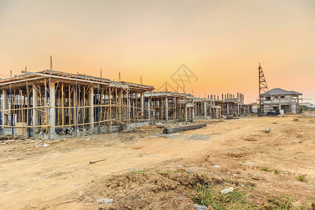 在建筑工地安装水泥模板框架到新房建设图片