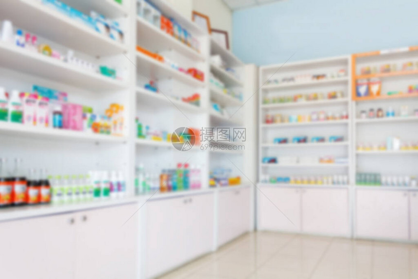 药店与货架上的医药和保健产品进行模图片