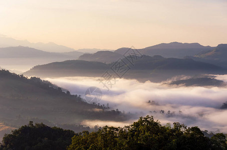 泰国北部山谷的清晨雾美景梅图片
