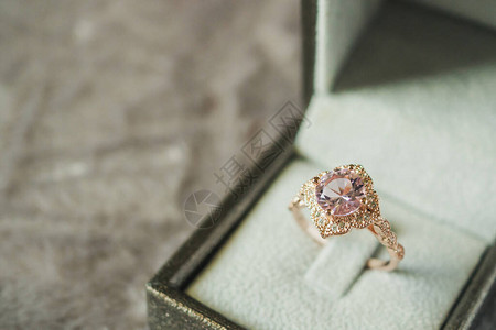 珠宝礼盒中的奢华复古粉色钻石戒指图片