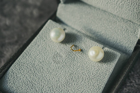 首饰盒中的珍珠耳环图片