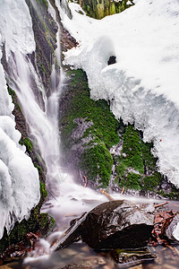 小瀑布冬季小瀑布雪冰冻寒冷自然的水山岩图片