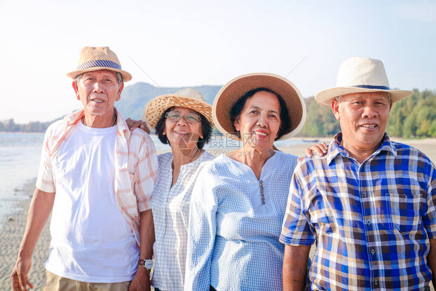 亚洲老龄群体退休后过着幸福的生活图片
