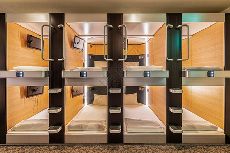 两层卧室面积合并在日本现代胶囊旅店内图片
