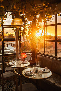 餐厅的餐桌在日光天化日落的屋顶阳台做浪漫晚图片