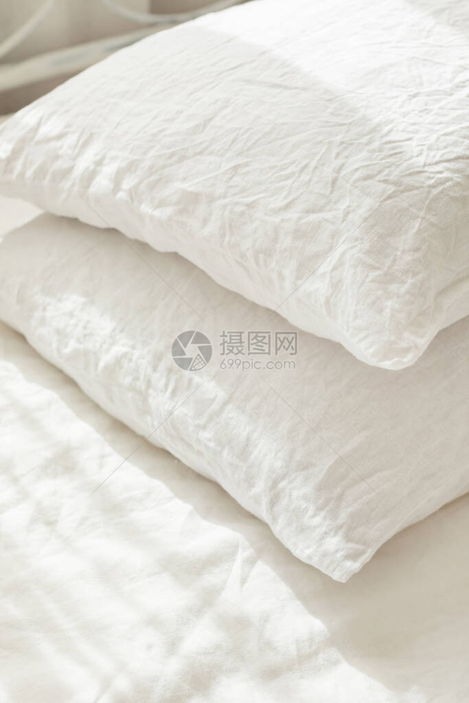 白色的粗布纺织品枕头漂亮的床图片