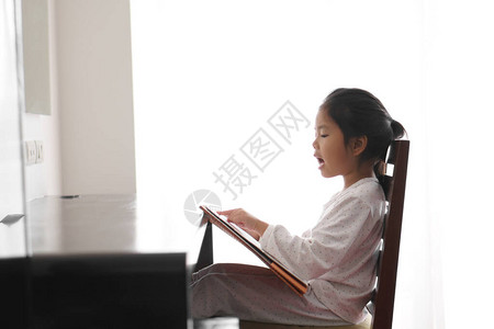 亚洲儿童可爱或小女孩快乐或学生喜欢阅读书籍图片