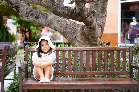 亚洲儿童可爱或小女孩在假日购物时微笑和快乐图片