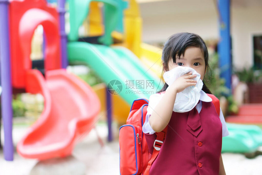 亚洲儿童学生或小女孩因流感和沙尘天气中的弱或和细菌而在幼儿园学龄前因鼻子打喷嚏和手帕面罩上感图片