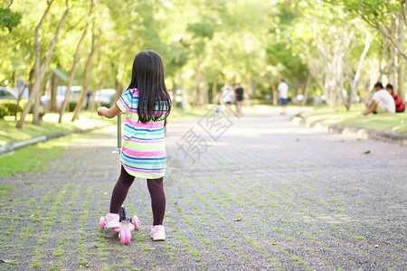 亚洲儿童或小女孩快乐有趣图片