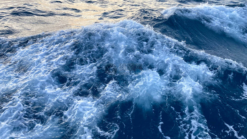 海水洋表面蓝色海洋上的海泡背景图片