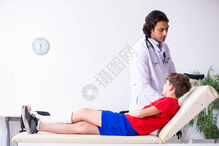 腿受伤的男孩去看年轻的医图片