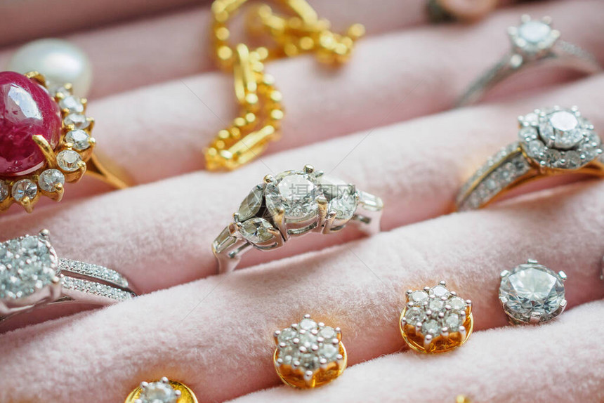 豪华珠宝盒中的金银钻石宝蓝宝石戒指项图片