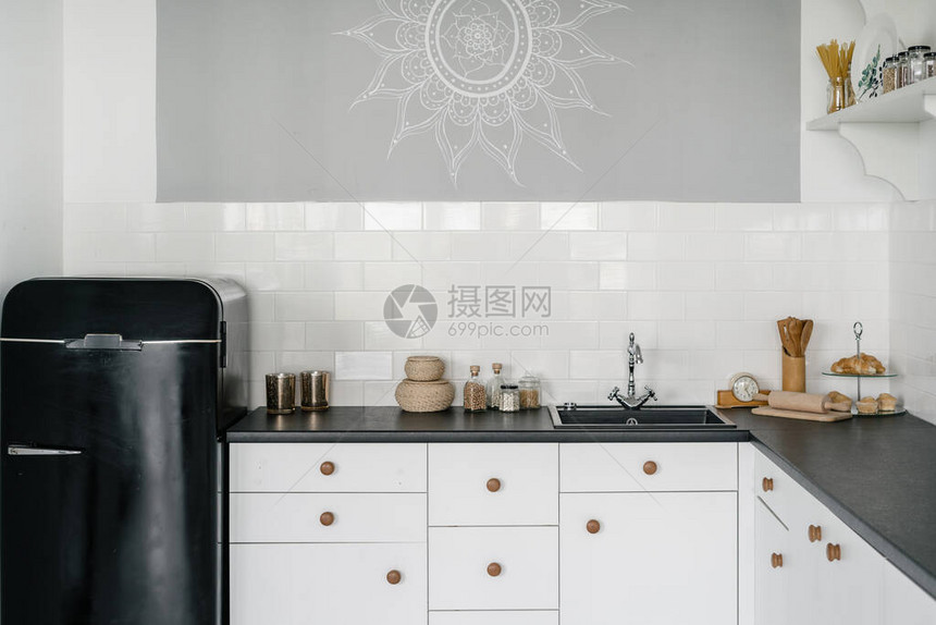 白色现代厨房配有抽屉橱柜餐具水槽和水龙头图片