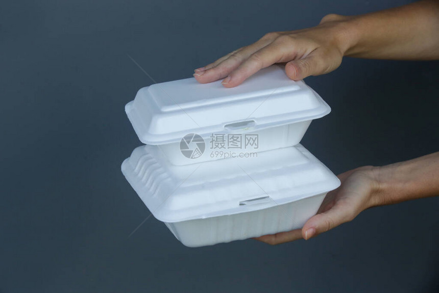 女人手拿着外卖的泡沫午餐盒单用食图片