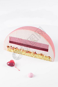 染上白底红宝石丝绒喷雾的海绵蛋糕图片